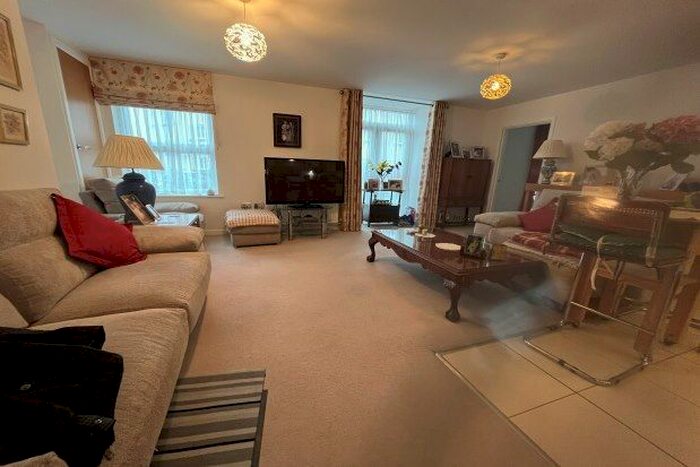 2 Bedroom Flat To Rent In Taylor Close, Tonbridge, TN9