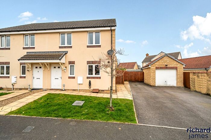 3 Bedroom Semi-detached House For Sale In Oatlands, Swindon, SN5