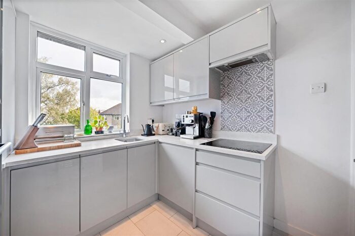 2 Bedroom Maisonette For Sale In Abbott Avenue, London, SW20