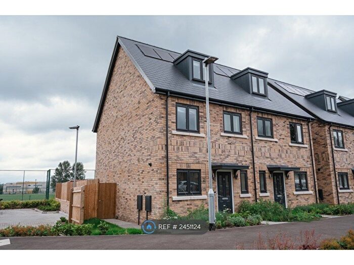 3 Bedroom Semi-Detached House To Rent In Hurley Drive, Birkshire, RG12