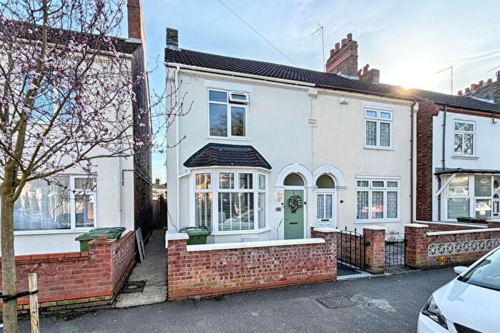 3 Bedroom Semi Detached House For Sale In Queens Walk, Peterborough, PE2