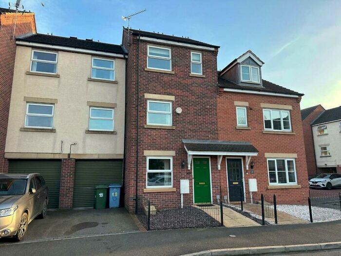 4 Bedroom Town House To Rent In Gala Way, Retford, Nottinghamshire, DN22