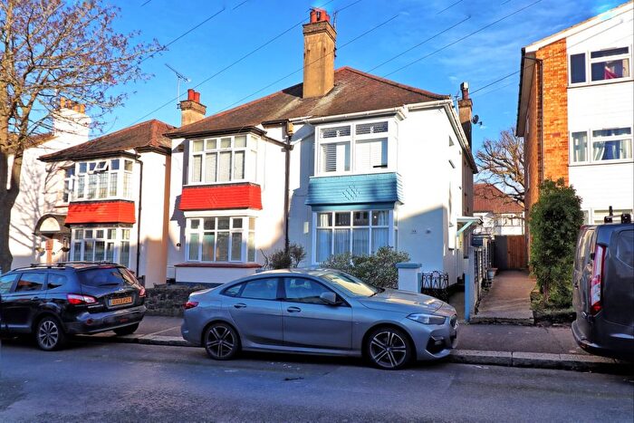 1 Bedroom Flat For Sale In Leighton Avenue, Leigh-On-Sea, SS9