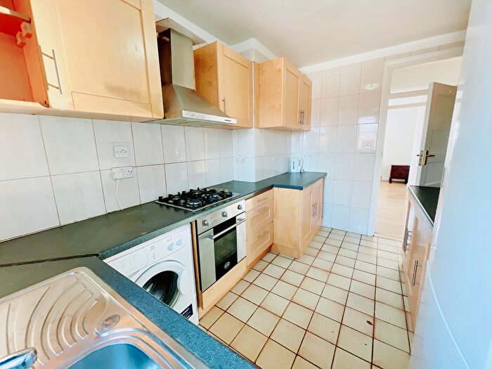 3 Bedroom Flat To Rent In Lower Boston Road, Hanwell, W7
