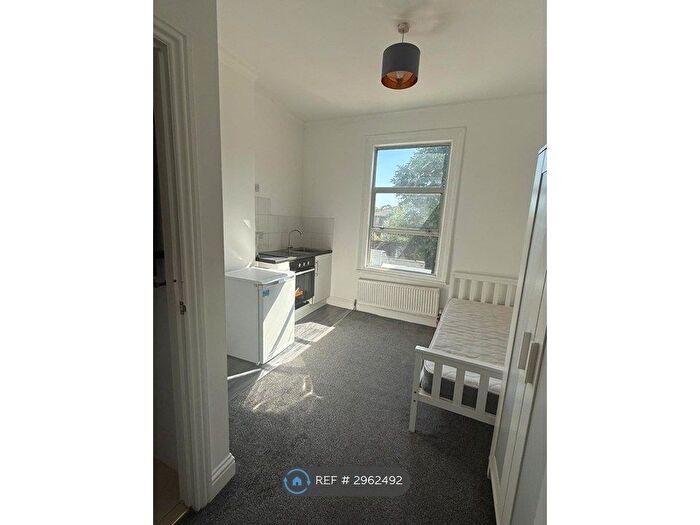 Studio To Rent In Station Road, London, N3