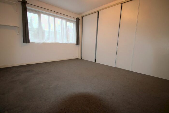 Studio To Rent In Leceister Road, Barnet, London, EN5