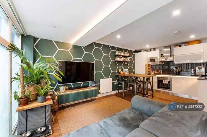 3 Bedroom Flat To Rent In Trinity Mews, London, E1