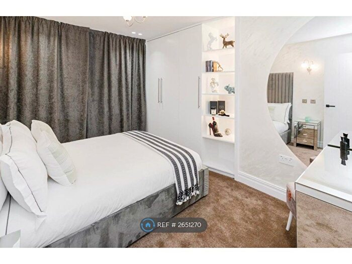 2 Bedroom Flat To Rent In Darkes Lane, Potters Bar, EN6