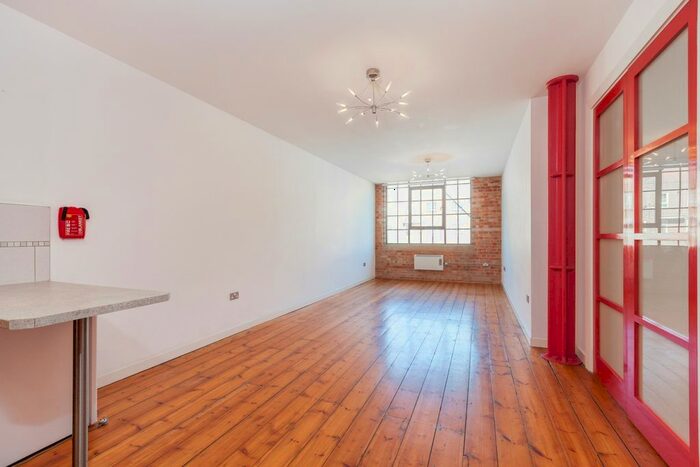 3 Bedroom Flat To Rent In Backchurch Lane, London, E1