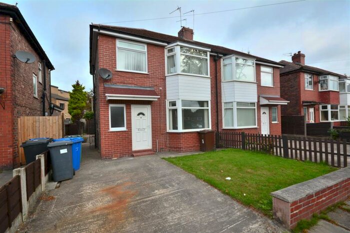 3 Bedroom Semi-Detached House To Rent In Oak Avenue, Whitefield, Manchester, M45