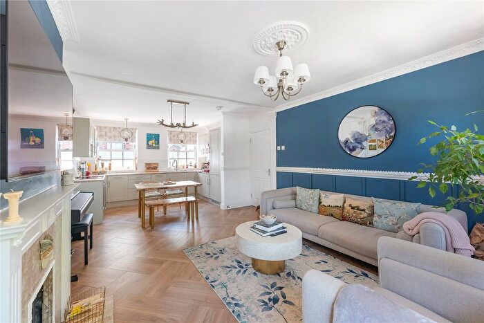 3 Bedroom Maisonette For Sale In Prestwich Terrace, Crescent Lane, London, SW4
