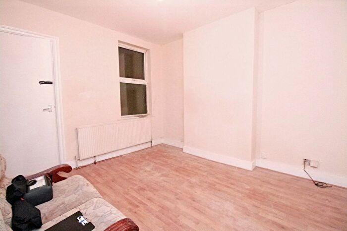 3 Bedroom Terraced House To Rent In Newcombe Road, Luton, LU1