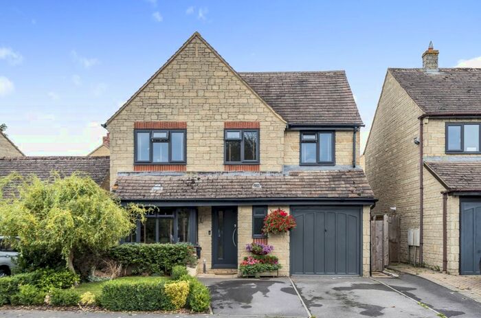 4 Bedroom Detached House For Sale In Garner Close, Carterton, Oxfordshire, OX18