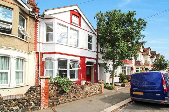 2 Bedroom Apartment For Sale In Ronald Park Avenue, Westcliff-on-Sea, Essex, SS0
