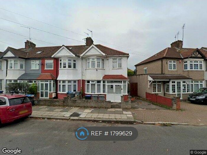 3 Bedroom Semi-Detached House To Rent In The Circle, London, NW2