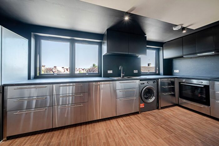 3 Bedroom Flat For Sale In Commonside East, Mitcham, CR4