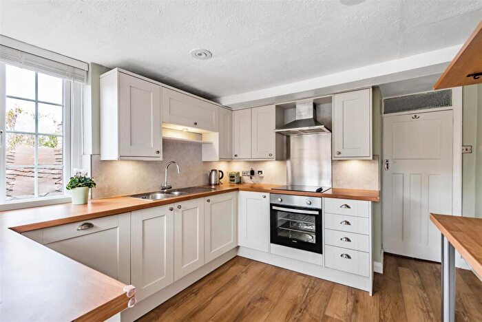 3 Bedroom Flat To Rent In High Street, Ripley, GU23