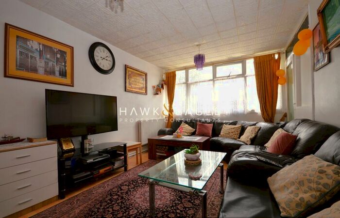 3 Bedroom Flat To Rent In Cable Street, London., E1