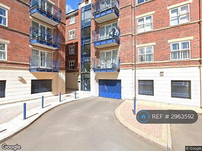 3 Bedroom Flat To Rent In Carisbrooke Road, Leeds, LS16