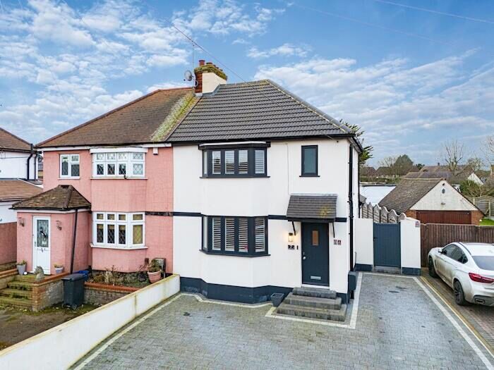 3 Bedroom Semi-Detached House For Sale In Moreton Road, Ongar, CM5