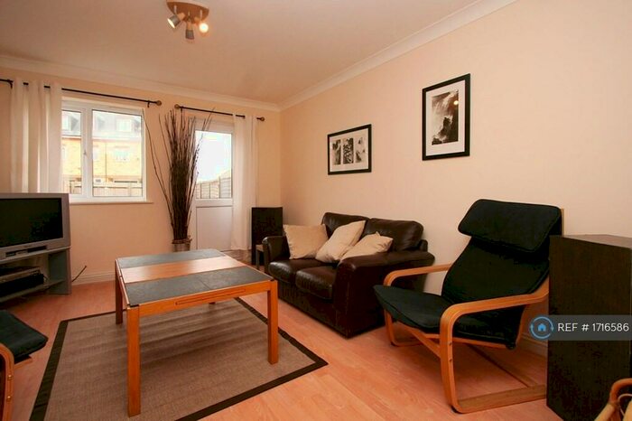 4 Bedroom Semi-Detached House To Rent In Hill View Drive, London, SE28