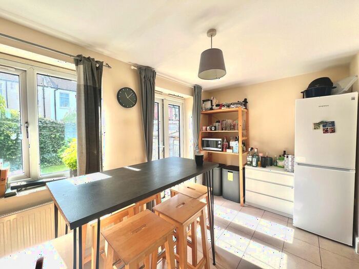 6 Bedroom Terraced House To Rent In Valnay Street, London, SW17