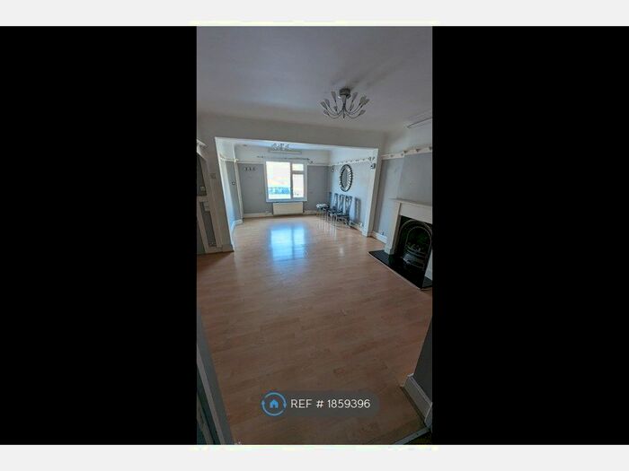 3 Bedroom End Of Terrace House To Rent In Aveley Road, Romford, RM1