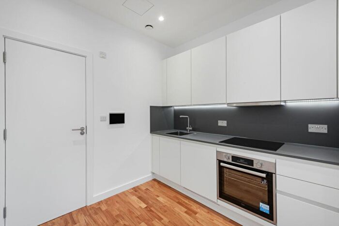 Flat To Rent In Flat Canfield Gardens, NW6