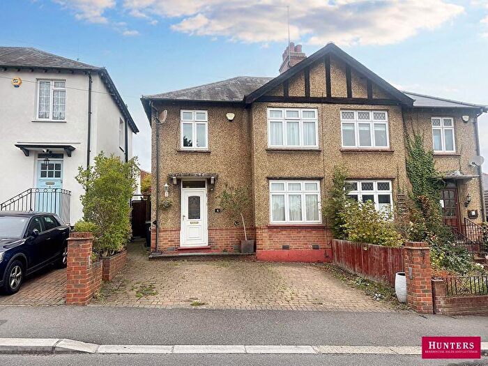 3 Bedroom Semi-Detached House For Sale In Cranbrook Road, East Barnet, EN4