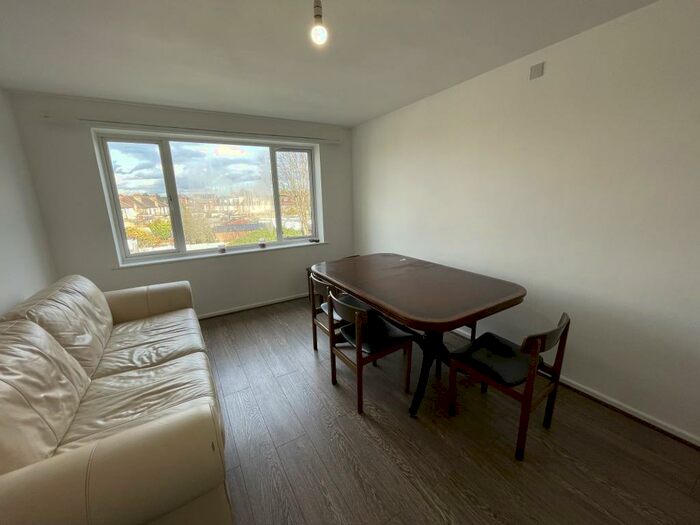 2 Bedroom Apartment To Rent In Oakleigh Road South, London, N11