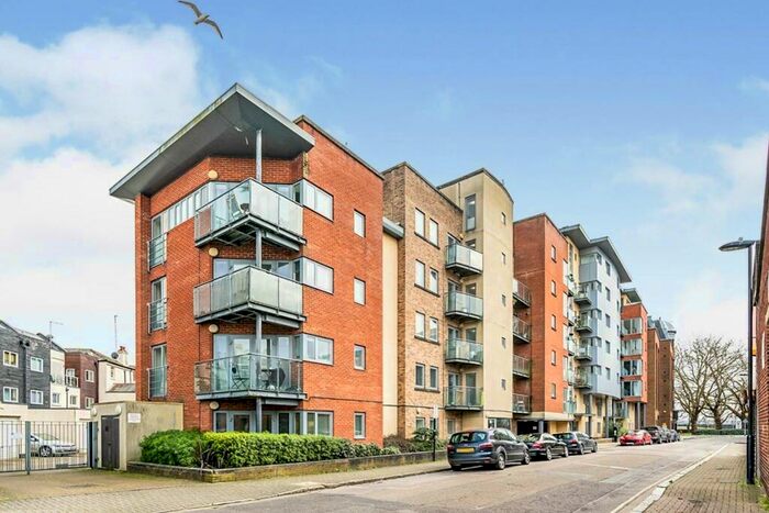2 Bedroom Flat To Rent In Orchard Place, Southampton, SO14