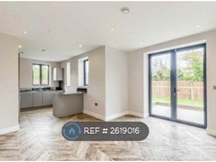 2 Bedroom Flat To Rent In Green Close, Brookmans Park, Hatfield, AL9