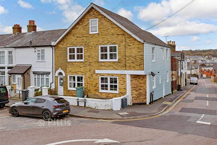 2 Bedroom Flat For Sale In Bernard Road, Cowes, Isle Of Wight, PO31