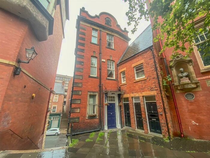 3 Bedroom End Of Terrace House To Rent In St. Nicholas Churchyard, Newcastle Upon Tyne, NE1