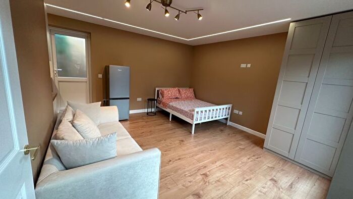 1 Bedroom Flat To Rent In Hurstfield Crescent, Hayes, UB4