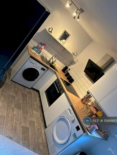 2 Bedroom Flat To Rent In James Street, Elland, HX5