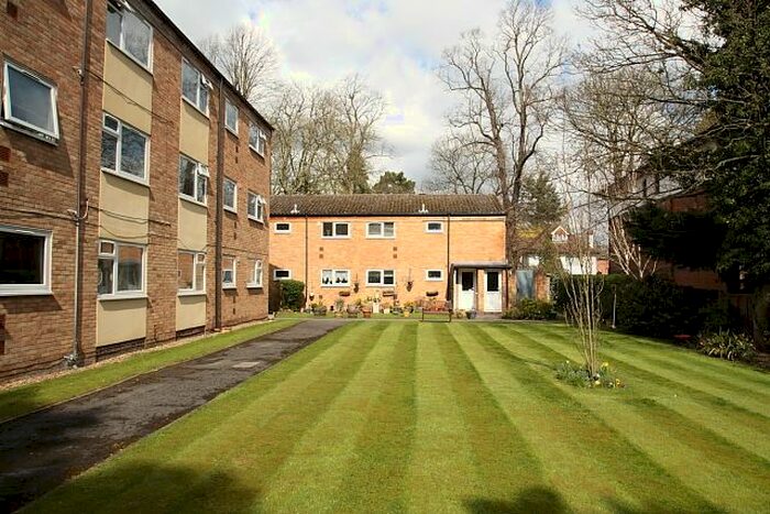 1 Bedroom Flat To Rent In Madeira Road, West Byfleet, KT14