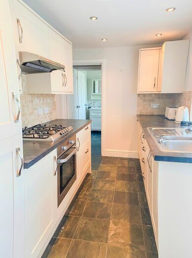 2 Bedroom Detached House To Rent In Eland Road, Croydon, CR0