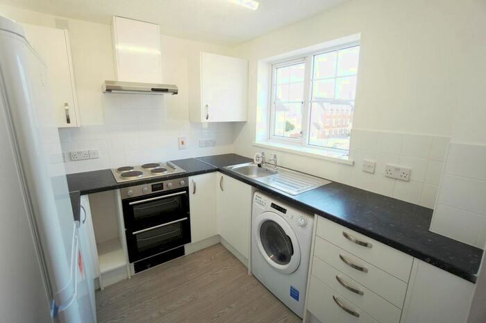 2 Bedroom Flat To Rent In Troy Close, Headington, OX3