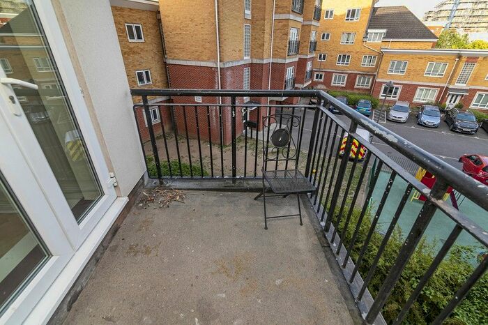 2 Bedroom Flat To Rent In The Gateway, Watford, WD18