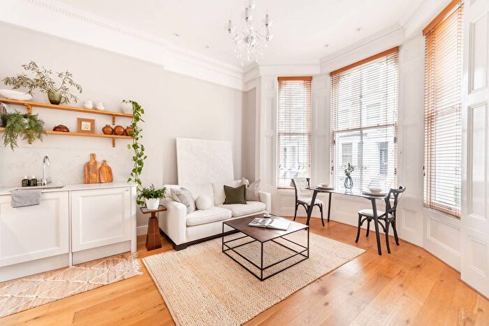 1 Bedroom Flat For Sale In Campden Hill Gardens, Notting Hill, London, W8
