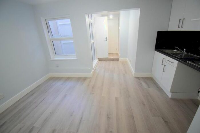 Studio To Rent In Kingsland Road, Dalston, London, E8