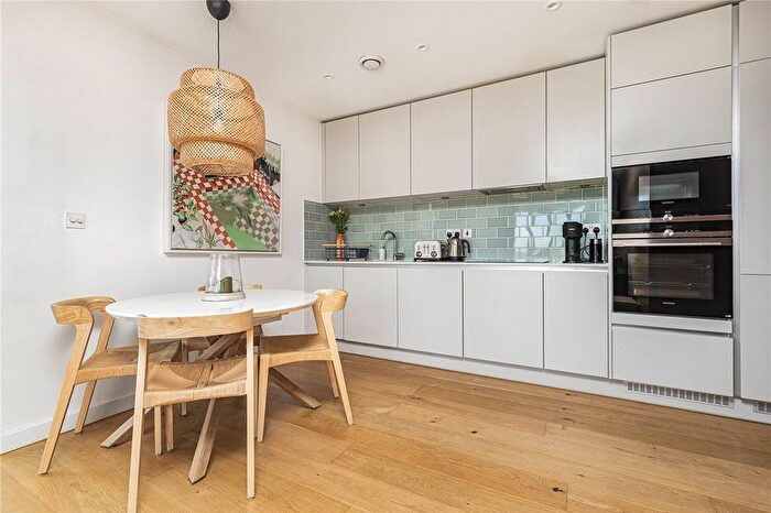 2 Bedroom Flat For Sale In Mapleton Crescent, Wandsworth, London, SW18