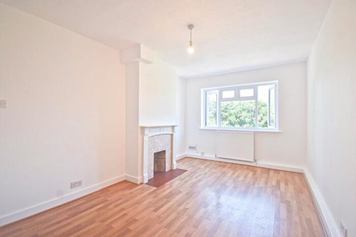 2 Bedroom Flat To Rent In Starrett Court, Beecot Lane, Walton-On-Thames, KT12