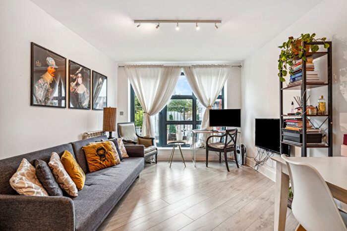 1 Bedroom Flat To Rent In Crownage House, Mile End Road, E1