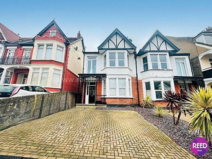 2 Bedroom Flat To Rent In Cobham Road, Westcliff On Sea, Essex, SS0