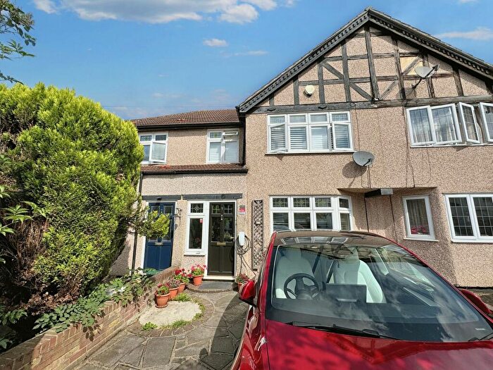 3 Bedroom Semi-Detached House To Rent In Sunray Avenue, Bromley, BR2