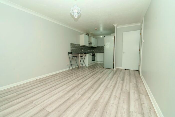 2 Bedroom Flat To Rent In Barons Court, Luton, LU2