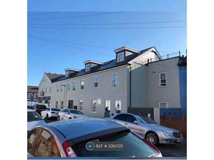 2 Bedroom Flat To Rent In Connaught Road, Reading, RG30