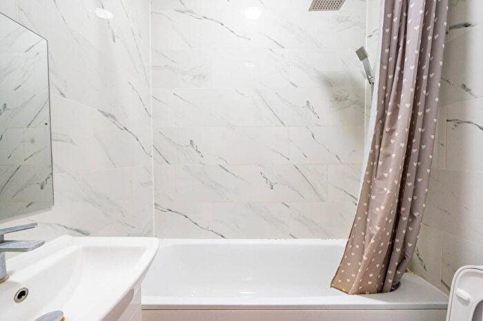 Studio To Rent In Endlesham Road, Balham, London, SW12